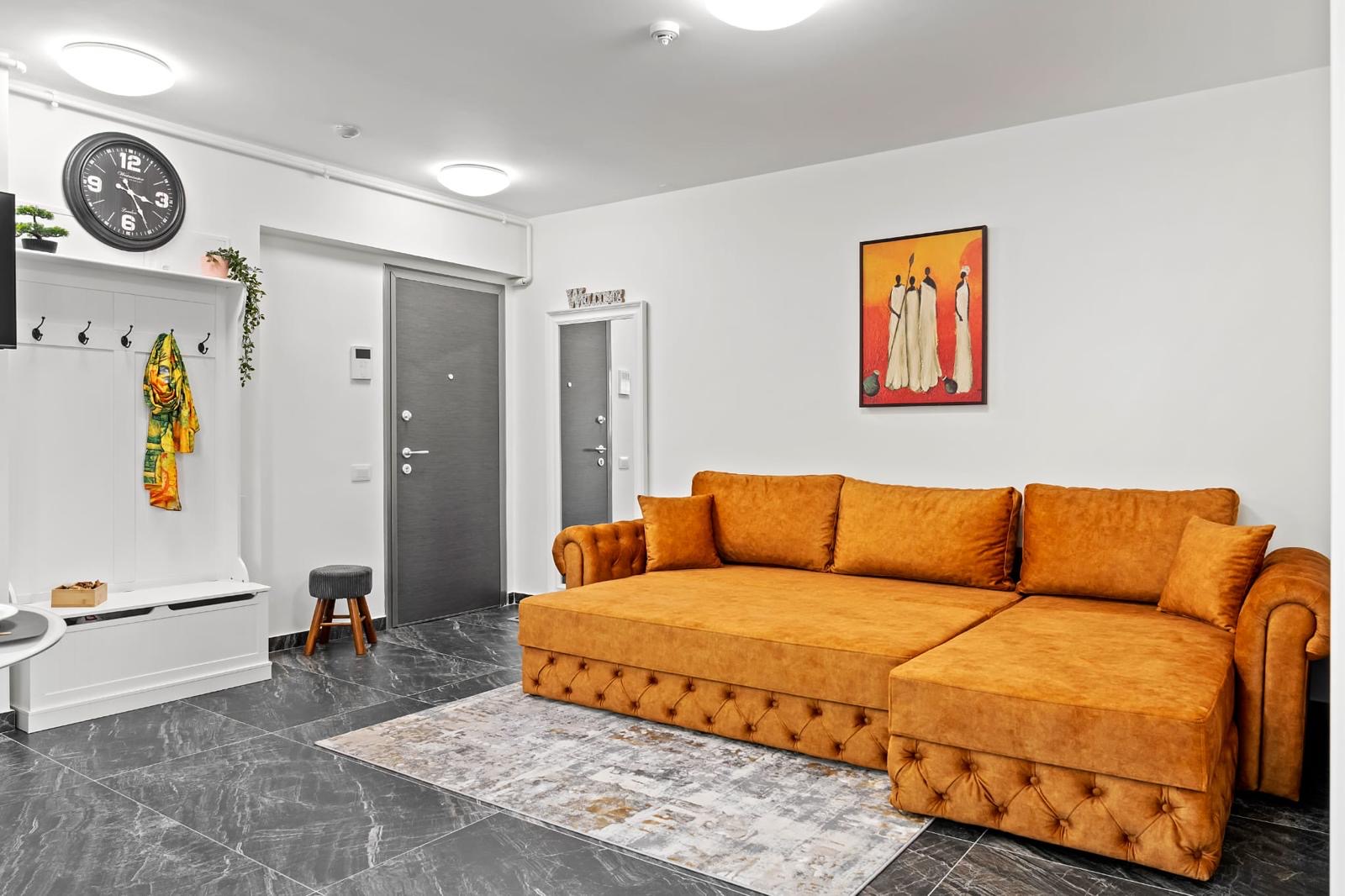 Livingul Palace Zen, cu canapea portocalie